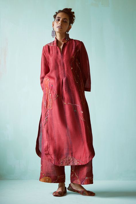 Shop for Medha Red Chanderi Tie-dye Pattern Tunic And Pant Set for Women Online at Aza Fashions Hand Embroidered Tunics, Red Kurti, Simple Kurtis, Kurtis With Pants, Sketches Dresses, Pant Set For Women, Designer Dresses Casual, Pattern Shirt, Tunic Pattern