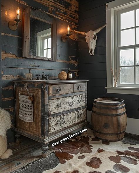 Western Chic Home Decor Interior Design, Barndo Designs, Cowboy Bathroom, Western Bathrooms, Moody Bohemian, Rustic Antique Decor, Rustic Bathroom Remodel, Western Bathroom, Lakehouse Ideas