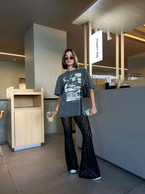 Lace Flares Outfit, Black Lace Pants Outfit, Fall Pants Outfit, Black Pants Outfit Casual, Concert Outfit Women, Outfits With Black Pants, Lace Pants Outfit, Black Pants Fashion, Trendy Street Style Outfits