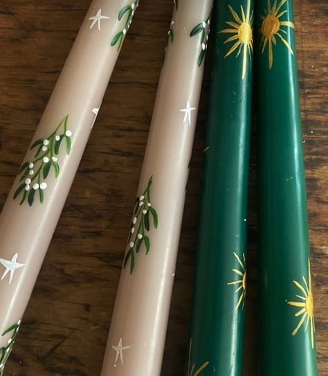 Diy Candle Design Ideas, Painted Candle Designs, Painted Wedding Candles, How To Paint Taper Candles, Painted Candle Tapers, Winter Candle Painting, Holiday Candle Painting, Candle Stick Painting Ideas, Hand Painted Candle Sticks