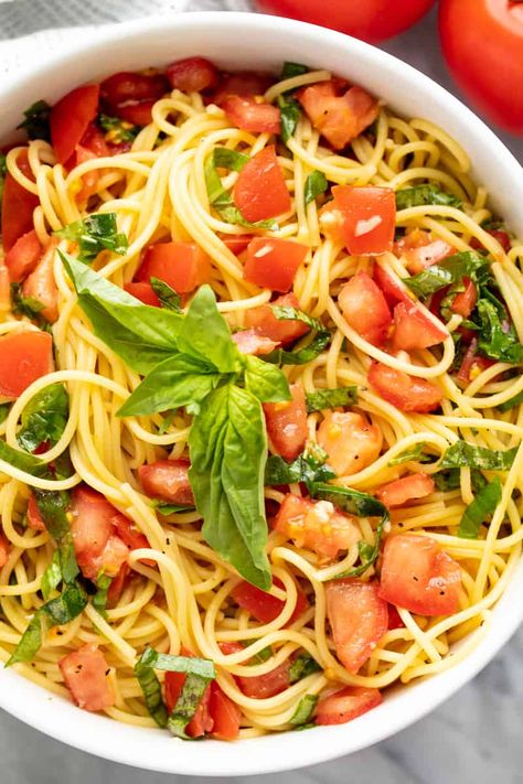 This fresh summer pasta can be eaten hot or cold and comes together in just minutes. It's 15 Minute Italian Garden Pasta and it's amazingly delicious! Fresh Summer Pasta, Garden Pasta, Pistachio Dessert, Meatless Dishes, Italian Pasta Dishes, Italian Favorites, Cold Pasta Salad, Salad Pasta, Winter Desserts