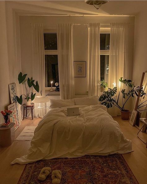 London Bedroom, Minimalist Bedroom Decor, Big Bedrooms, Room London, Bedroom Decor Inspiration, Redecorate Bedroom, Dream Apartment, Room Inspiration Bedroom, Aesthetic Bedroom