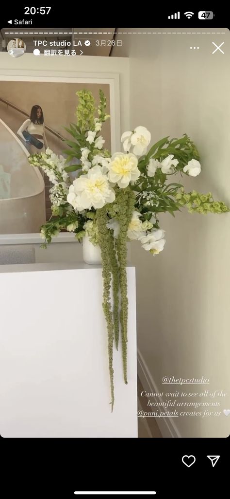 White Green Floral Arrangements, Menu Stationary Wedding, Bar Flower Arrangement Wedding, Wedding Table White Flowers, August Floral Arrangements, Italian Wedding Florals, Bar Florals Wedding, Bar Flowers Wedding, Bar Arrangement Wedding