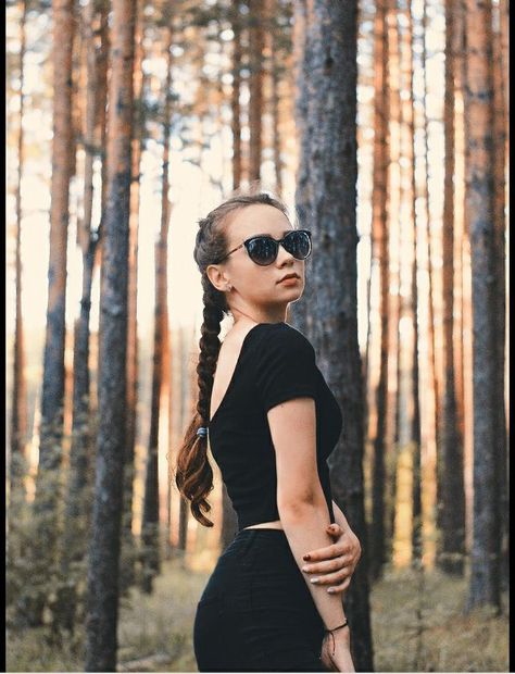 In The Woods Photoshoot Ideas, Pictures In The Woods Ideas, Poses For Pictures Instagram In Nature, Outdoor Photoshoot Ideas For Women Nature, Portraits In The Woods, Woods Picture Ideas, Woods Portrait Photography, Poses In Woods, Poses For Outdoor Photoshoot