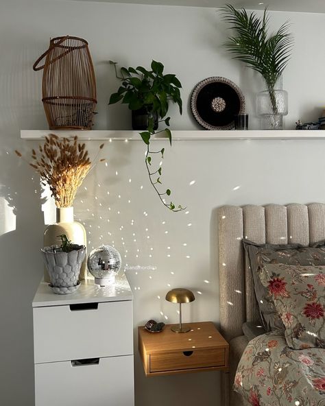 Soft light bouncing off the walls, filling the room with disco sparkles 🌙✨ Scandinordica disco ball diffuser adds just the right touch of boho vibes to any bedroom, creating a dreamy atmosphere for slow mornings or relaxed evenings. Perfect for those who love a little magic in their bohemian sanctuary. 🌿🪩 Beautiful picture by lovely @sophiasiska 🤍 #bohodecor #bohohome #falldecor #bohobedroom #bohemianstyle #bohemiandecor #discoball #plantroom #mirrorball #discoballdiffuser #eclecticdecor #f... Bedroom With Disco Ball, Mirrorball Bedroom, Disco Bedroom, Disco Ball Aesthetic, Disco Decor, Disco Ball Decor, Disco Decorations, Dreamy Atmosphere, Ball Aesthetic