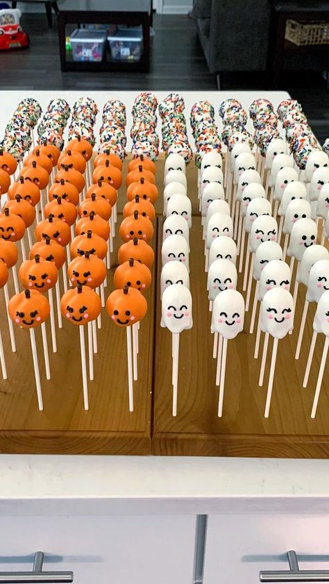 Recipes To Sell, Ghost Cake Pops, Halloween Cakepops, Cute Halloween Cakes, Elegant Cake Pops, Tk Ideas, Pumpkin Cake Pops, Spooky Cake, Cottage Food