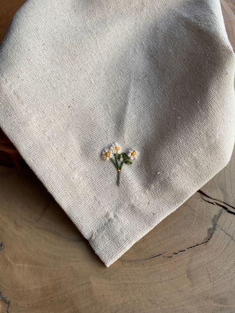 Linen Napkin Embroidery, Cloth Napkins Embroidery, Placemat Embroidery Ideas, Cloth Napkin Embroidery, Embroidery On Napkins, Cute Hand Embroidery Designs, Napkin Embroidery Ideas, Embroider Napkins, Embroidery Simple Design