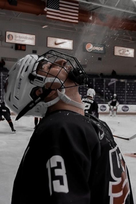 Hockey Player Aesthetic, Player Aesthetic, Hockey Pictures, College Hockey, Hot Hockey Players, Ice Hockey Players, Sports Aesthetic, Ice Skaters, Hockey Goalie