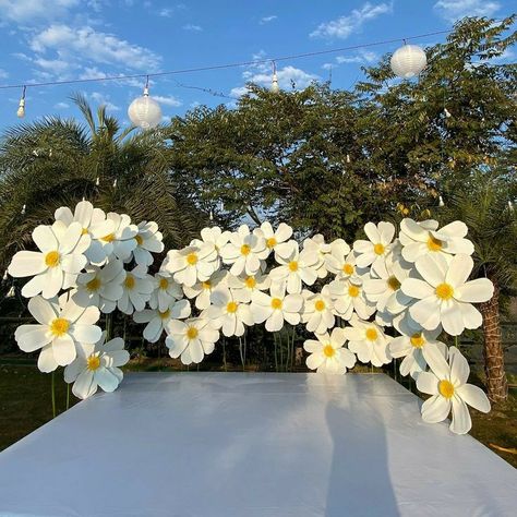 Wedding party decor ideas, cute wedding party decorating inspo, party decorating ideas, party decor ideas Big Paper Flowers Diy, Giant Flowers Wedding, Big Paper Flowers, Giant Flowers Diy, Led Flower, Birthday Party Background, Personalized Wedding Decor, Wedding Planning Decor, Wedding Backdrop Design