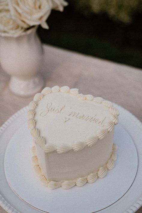 Vintage heart cake, white lambeth cake, just married cake Mini Simple Wedding Cake, Plain Small Wedding Cake, Minimal Wedding Inspiration, Small Cakes For Wedding, Wedding Cake For Two, Elopement Wedding Cake Ideas, Small Cake Wedding Simple, Wedding Cake Ideas One Tier, Minimal White Wedding Cake