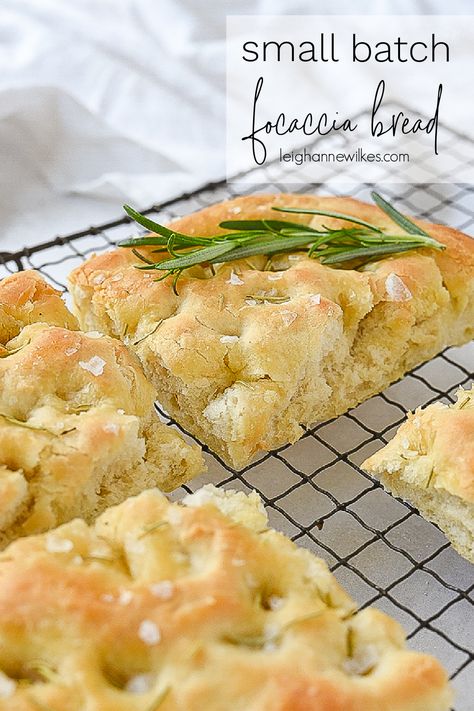 Focaccia bread topped with olive oil, herbs, and coarse salt This easy and delicious recipe is the perfect amount for 2-4 people. Easy Focaccia Bread Recipe, Foccacia Recipe, Foccacia Bread, Bread Toppings, Batch Recipes, Baking Breads, Focaccia Bread Recipe, Tasty Bread Recipe, Focaccia Recipe