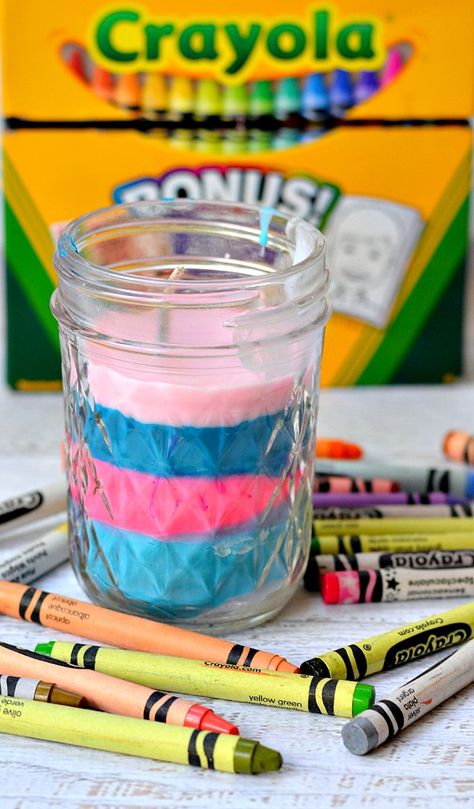 Turn old crayons into a new colorful candle! Perfect craft for kids to help! Diy Candles With Crayons, Diy Crafts To Do At Home, Crayon Candles, Colorful Candle, Crafts To Do When Your Bored, Diy Crayons, Crayon Crafts, Diy Bricolage, Diy Crafts To Do