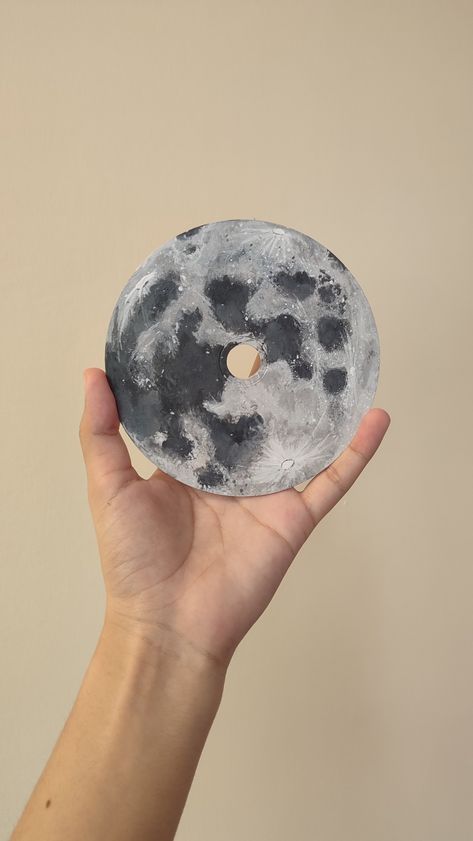 Moon Record Painting, What To Do With Records Vinyls, Art Wall Bedroom Drawing, Dvd Ideas Diy, Diy Art Room Decor, Painting On Disc, Painting Random Things In My Room, Art On Records, Diy Bedroom Door Decor