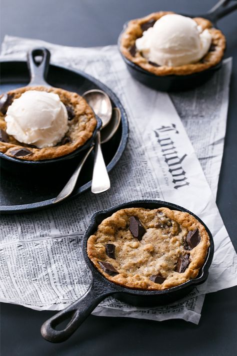 Mini Oatmeal Chocolate Chunk Skillet Cookies served a la mode with vanilla ice cream Skillet Cookies, Skillet Desserts, Skillet Chocolate Chip Cookie, Cast Iron Skillets, Iron Skillet Recipes, Skillet Cookie, Slow Cooker Desserts, Cast Iron Skillet Recipes, Oatmeal Chocolate