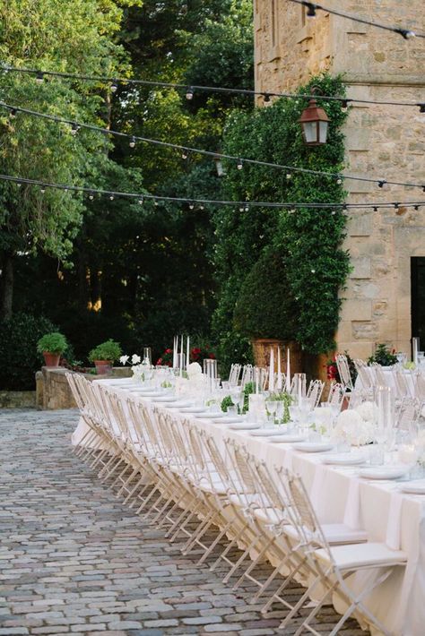 Elegant table setting with white rose centerpieces, white candles, a crisp white table spread, and crystal glasses at Château de Fontarèches. Rose Table Setting, French Wedding Decor, White Rose Centerpieces, French Countryside Wedding, Table Spread, French Wedding Style, Countryside Style, Provence Wedding, Reception Look