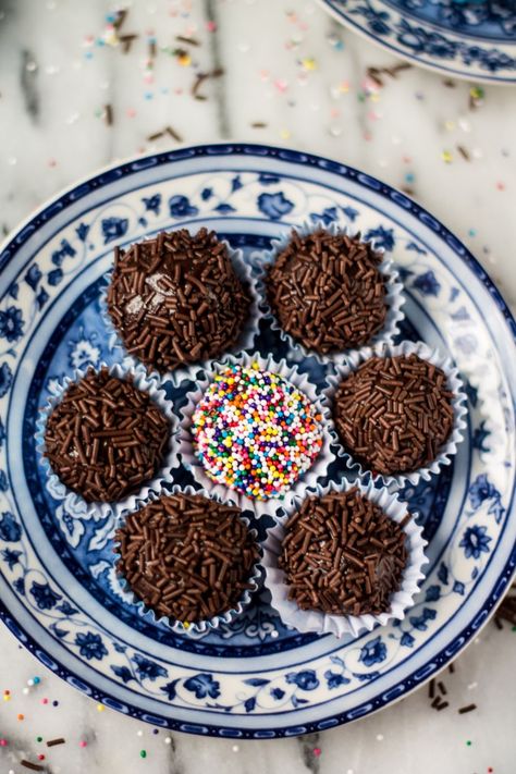 Traditional Brigadeiro Recipe. Brigadeiros are the most loved brazilian sweets and will win your heart in one bite! Brazilian Food Traditional, Brazilian Snacks, Brazilian Sweets, Brigadeiro Recipe, Brazilian Chocolate, Brazil Food, Brazilian Recipes, Brazilian Dishes, Cocktail Desserts