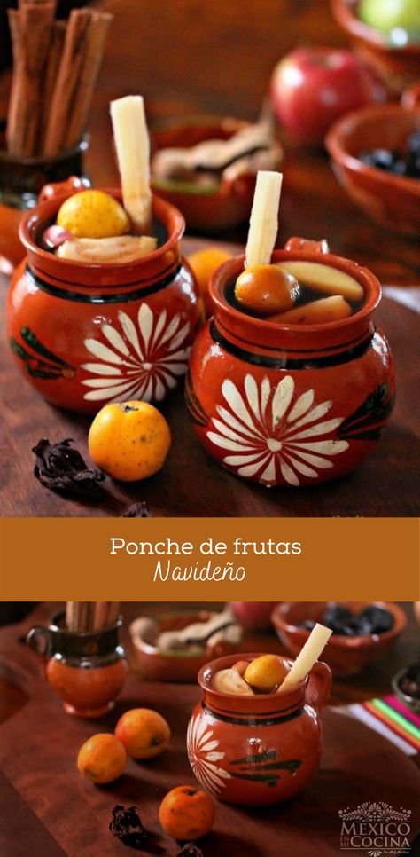 Como hacer Ponche de frutas Navideño │La época navideña en México está llena de tradiciones y sabores propias de la festividades decembrinas y uno de esos sabores únicos y deliciosos es nuestro tradicional Ponche de frutas Navideño. #comidamexicana #saboresdemexico #recetamexicana #ponche #frutas #mexicoenmicocina Ponche Recipe, Mexican Christmas Food, Texas Chili, Traditional Mexican Food, Kitchen Traditional, Christmas Punch Recipes, Mexican Drinks, Mexican Christmas, Christmas Punch