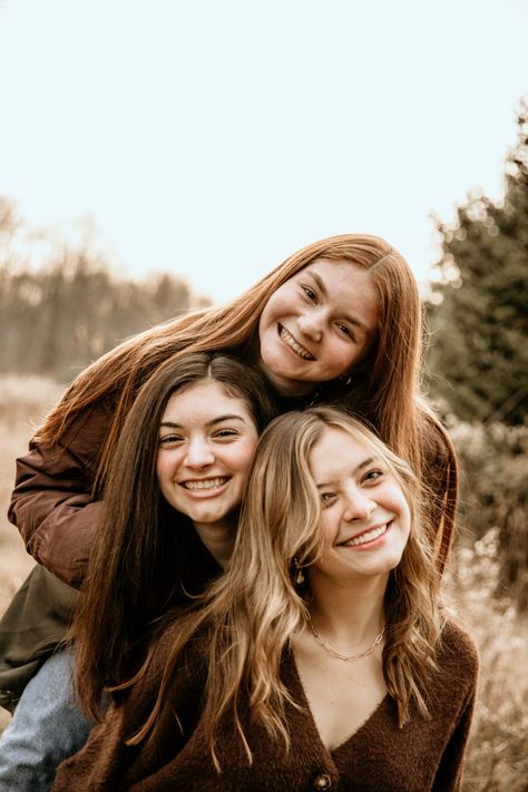 Three Sisters Poses Sibling Pics, Pics With 3 Friends Photo Ideas, Trio Sisters Photoshoot Poses, Photography Poses For 3 Friends, Three Sister Poses For Pictures, Teen Siblings Photoshooting Ideas, Fall Pictures Friends Photo Ideas, 3 Friends Senior Pictures, Trio Friends Photoshoot