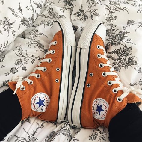 Mathilde (@mathilde_vandenbgt) sur Instagram : "Is it Fall yet ? 🍂🍁(yes, I miss watching Daria... 👩🏻‍🏫) Orange Converse all star, vintage Orange Converse Aesthetic, Orange Converse Outfit, Is It Fall Yet, Orange Converse, Converse Style Women, Converse Aesthetic, Very High Heels, Star Vintage, Sneaker Lovers