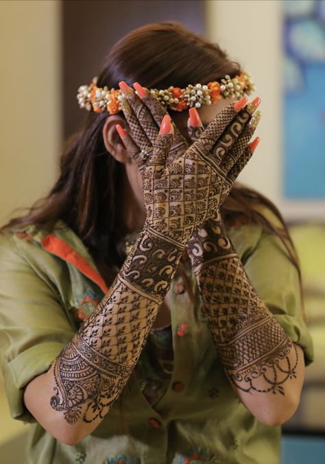 Mehendi Photography Bridal, Bridal Mehendi Designs Wedding, Mehendi Photography, Indian Bride Photography Poses, Bride Photos Poses, New Bridal Mehndi Designs, Mehendi Outfits, Mehndi Ceremony, Bridal Photography Poses