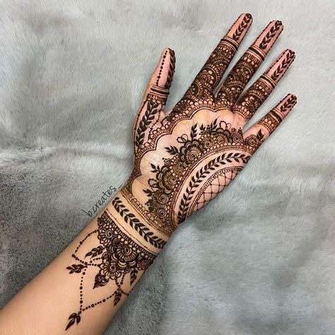 B Creates on Instagram: “▫️ A bridal palm design ▫️ • • [Henna Inspo]: @hennabyfakhira and @leedsmehndi [Henna used]: @henna4u_leicester • • • • #mendhi…” Mehndi Designs Inner Palm, Inner Henna Design, Bridal Henna Designs Palm, Latest Mehndi Designs Palms, Henna Designs Easy Hand Palms, Mendhi Palm Design, Palm Mendhi Design, Arabic Henna Designs Palm, Palm Mendhi Simple