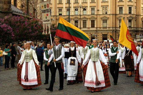 Lithuanian Culture Clothing, Baltic Paganism, Lithuanian Traditions, Baltic Culture, Lithuanian Culture, Lithuania Flag, Cracked Wallpaper, Folk Clothing, Dream Family