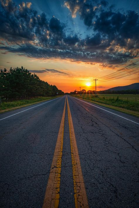 Sunset Road Wallpaper, Pretty Road Aesthetic, Fall Road Aesthetic, Road Aesthetic Wallpaper, Funny Wallpapers Aesthetic, Cool Wallpapers Aesthetic Vintage, Highway Pictures, Car On Highway, Highway Aesthetic