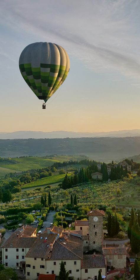 Hot Air Balloon Ride, Private Flights, Balloon Flights, Hills And Valleys, Hot Air Balloon Rides, Italy Travel Tips, Air Balloon Rides, 25th Birthday, Air Balloons