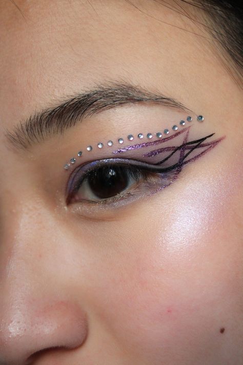 Taylor Swift Eras Tour Makeup, Eras Tour Makeup, Glittery Makeup, Makeup Eye Shadow, Eye Shadow Makeup, Purple Graphic, Shadow Makeup, Lavender Haze, Makeup Idea