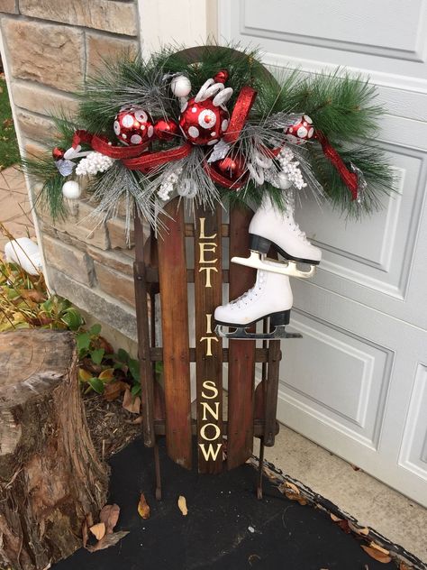 Love this vintage sled decorated for Christmas. Christmas Sled Decoration, Sled Decor, Wooden Sled, Books Diy, Christmas Sled, Christmas Wreaths Diy Easy, Diy Budget, Christmas Decorations Diy Outdoor, Christmas Sleigh