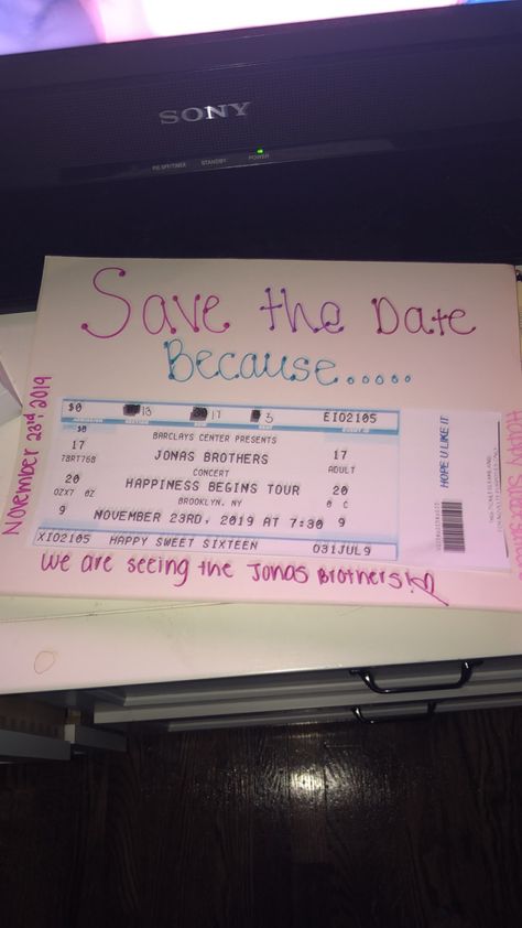 so cute!! Present Tickets As Gift, Jonas Brothers Concert Poster Ideas, Ticket Gift Ideas For Boyfriend, Concert Present Surprise, Surprising Someone With Concert Tickets, Cute Ways To Give Concert Tickets As A Gift, Concert Ticket Suprise, Concert Announcement Ideas, Concert Ticket Surprise Ideas