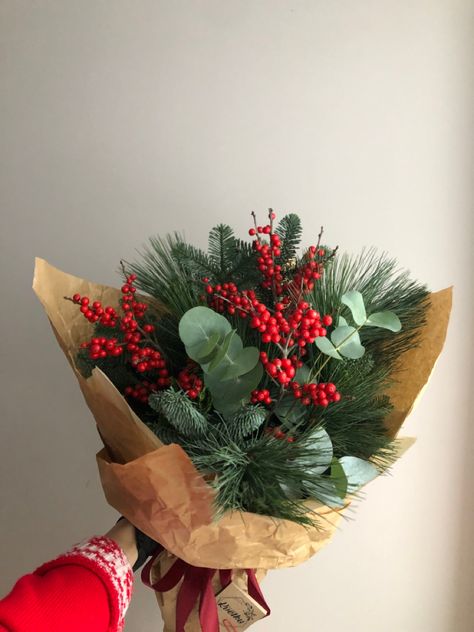 Christmas Bouquet Gift Flowers, Christmas Flowers Aesthetic, Christmas Flowers Bouquet, Christmas Bouquet Ideas, Christmas Bouquet Gift, Christmas Flower Bouquet, Holiday Bouquet, Christmas Bouquet, Winter Bouquet