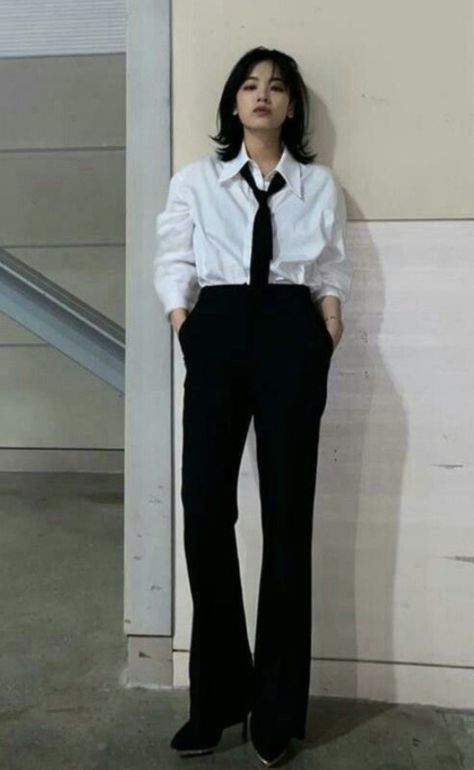 Lee Joo Young, Tie Outfit, Estilo Tomboy, Woman In Suit, Mode Costume, Woman Suit Fashion, Tomboy Outfits