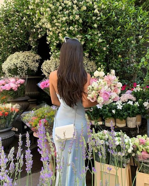 Erika Hauser on Instagram: "Should I grow my hair again? 🌸" Feminine Aesthetic Outfits, Estilo Ivy, Summer Picture Poses, Flowers Instagram, Shotting Photo, Spring Girl, Scenery Pictures, Nothing But Flowers, Luxury Flowers