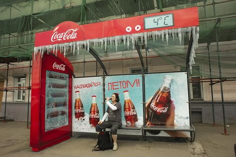 Marketing de guerrilla de cocacola Guerilla Marketing Examples, Bus Stop Advertising, Bus Stop Design, Reverse Graffiti, Bus Shelters, Clever Advertising, Summer Marketing, 광고 디자인, Billboard Design