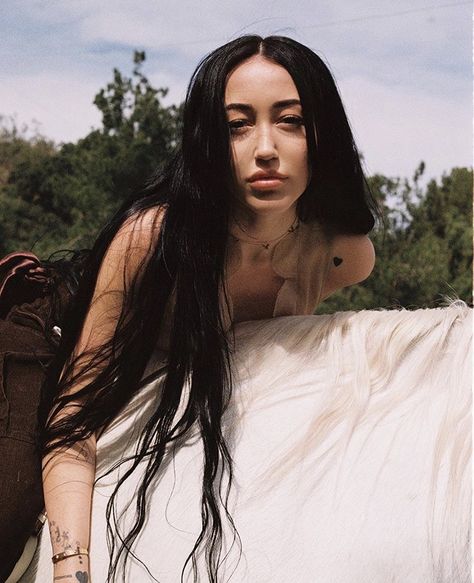 Famous Country Singers, Noah Cyrus, Seasonal Color Analysis, Model Inspo, Very Long Hair, Farm Girl, Tupac, Dark Fashion, Classy Women