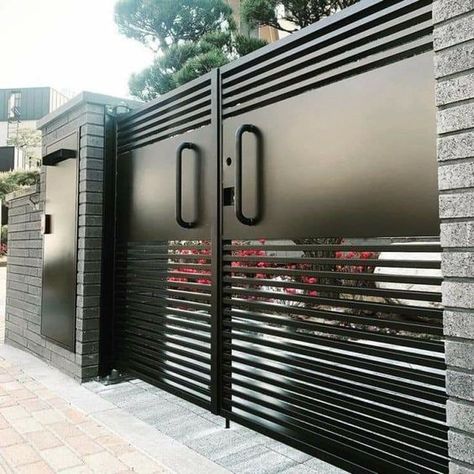 Safety Grill Gate Designs for the Main Door that Combine Safety & Aesthetics Modern Front Gate Design, Compound Gate, Pagar Modern, Iron Main Gate Design, Modern Main Gate Designs, Gate Design Ideas, Arsitektur Art Deco, Porte In Ferro, Home Gate Design