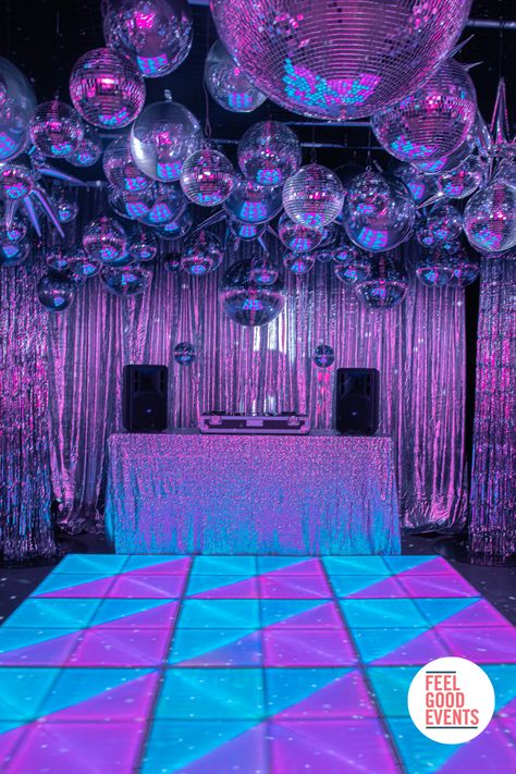 Disco Party Dance Floor, Disco Balls Dance Floor, Disco Night Decoration, Sweet 16 Party Ideas Dance Floor, Disco Theme Decoration Ideas, Disco Euphoria Party, Led Party Decorations, Disco House Party Decorations, Disco Prom Decorations