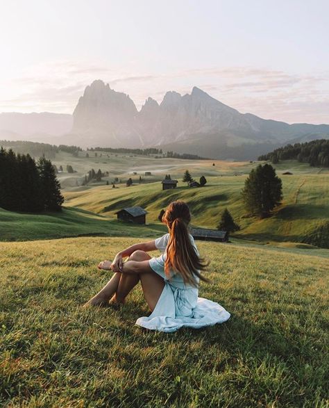 Travelling Photos Ideas, Dolomites Photo Ideas, Travel Photo Inspiration, Travel Photography Ideas Instagram, Dolomites Photoshoot, Wellness Aesthetic Photography, Travel Aesthetic Pictures, Dolomites Aesthetic, Photos In Mountains