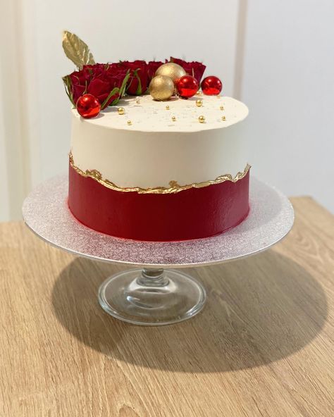 Red Velvet Decorated Cake, White And Red Birthday Cake, Red Colour Cake, Red And White Cake Design, Red Cake Designs Birthday, Red Cake Aesthetic, Red Gold Cake, Red Cake Design, Red And White Cake