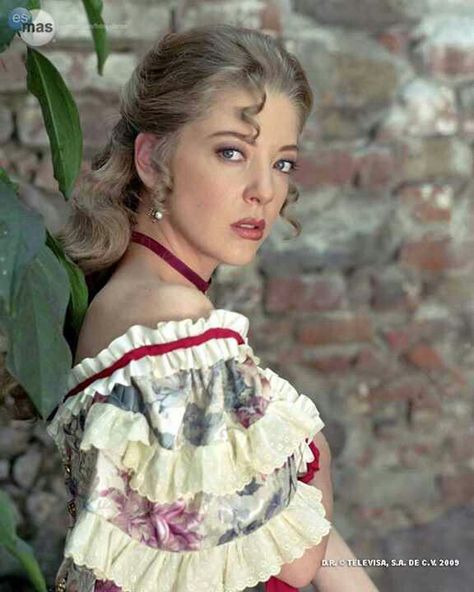 Edith González (born: December 10, 1964, Monterrey, Mexico) is a Mexican actress and dancer. Edith Gonzalez, Mexican Traditions, Mexican Actress, Modern Mexican, Mexican Women, Vintage Mexican, Scarlett Johansson, Flower Girl Dresses, Thing 1