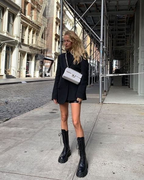 COMBAT BOOTS, How To Wear The Hottest Shoe This Fall — WOAHSTYLE Stile Kylie Jenner, Combat Boot Outfits, Alledaagse Outfit, Combat Boot Outfit, Balenciaga Boots, Mode Kpop, Stil Inspiration, Looks Street Style, Looks Black