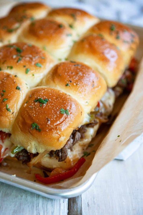 Philly Cheese Steak Sliders Recipes, Philly Cheese Steak On Hawaiian Rolls, Philly Cheese Steak Sliders Crock Pot, Steak Hawaiian Roll Sliders, Philly Party Food, Philly Sliders Cheesesteak, Philly Cheesesteak Sliders Hawaiian Rolls, Philly Cheese Steak Sliders Roast Beef, Sweet Hawaiian Sliders