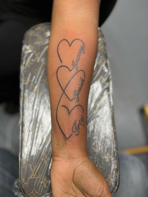 Sister Tattoos Names, Family Members Name Tattoo, Three Hearts Intertwined Tattoo, Ashton Tattoo Name, Tattoo Of Parents Name, Heart And Name Tattoo Ideas, Tattoo With Siblings Names, Family Names Tattoo Woman, Tattoo For Names Design