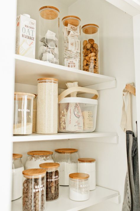 5 Simple Steps to Organize Your Pantry Organised Pantry, Deep Pantry, Modern Pantry, Small Pantry Organization, Pantry Organisation, Organized Pantry, Decor Pad, Desain Pantry, Pantry Makeover