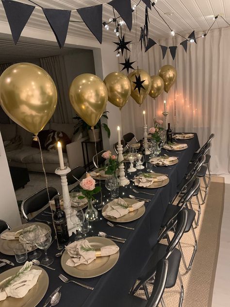 Happy Birthday Table Decoration Ideas, Simple Birthday Dinner Decor, Table Birthday Decorations, Birthday Dinner Table Decor, Black And Gold Table Setting, Party Decor Black And Gold, Sylwester Party, Graduation Dinner Party, Birthday Dinner Table