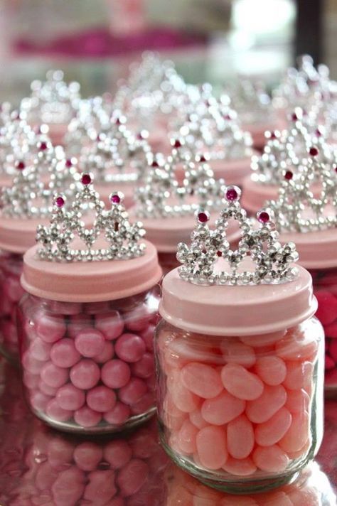 Princess Party Favors - made from upcycled baby food jars. These would be perfect for a little princess baby shower! Läskig Halloween, Baby Jars, Diy Baby Food, Babyshower Party, Idee Babyshower, Crown Party, Diy Party Favors, Diy Bebe, Baby Food Jars