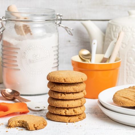 Hokey Pokey Biscuits Hokey Pokey Biscuits, Crisp Biscuits, Oat Biscuit Recipe, Oat Biscuits, Bee Sock, Homemade Biscuits Recipe, Hokey Pokey, Mini Appetizers, Honey Oats