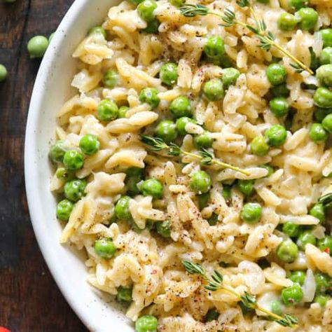 Creamy Garlic Parmesan Orzo (30 Minutes, One-Pot) - Julia's Album Creamy Garlic Parmesan Orzo, Garlic Parmesan Orzo, Parmesan Orzo, Orzo Dishes, Creamy Orzo, 7 Fishes, Baked Mac And Cheese Recipe, Yummy Veggies, Meatless Meal