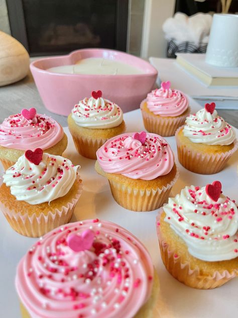 Valentines Baking, Cute Baking, Pretty Birthday Cakes, Food Drinks Dessert, Birthday Food, Cute Desserts, Holiday Baking, Cute Cakes, Cupcake Recipes